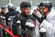 Hokejisté karlovarské Energie měli v pondělí první trénink na ledě.
