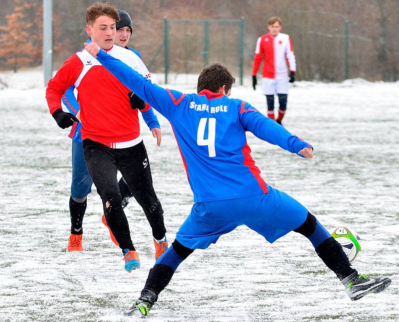 Zimní turnaj ostrovského FK za sebou udělal o víkendu definitivní zimní tečku. Celkovým vítězem se stala Stará Role (v modrém), která se na závěr loučila ve finálové skupině vítězstvím nad karlovarskou Slavií 6:0.