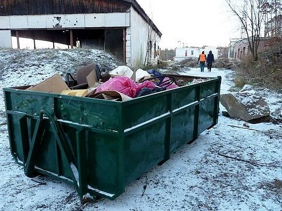 Sedmi až desetičlenná skupina pracovníků vedená koordinátorem z odboru majetku města postupně sesbírala a odklidila zhruba dvacet kontejnerů komunálního odpadu, provedla kompletní prořez zeleně a úpravu zelených ploch.