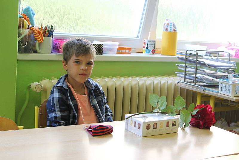 Letošní školní rok byl jiný. Kvůli koronaviru si řada dětí vylepšila své známky na závěrečném vysvědčení, nejinak tomu bylo i na Základní škole Dukelských hrdinů. Z vysvědčení měli pochopitelně největší radost prvňáčci.