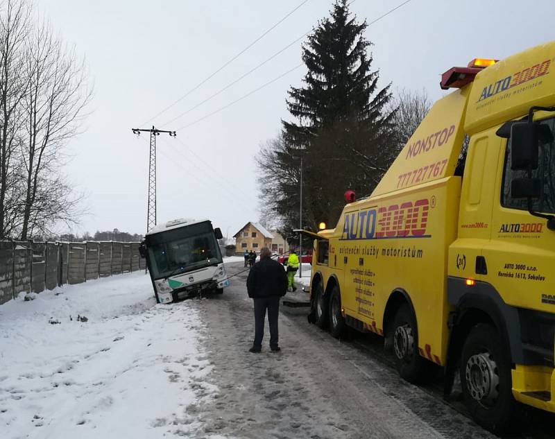 Havárie autobusu linkové dopravy v Ostrově na Karlovarsku.