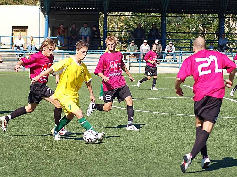 Petr Janáček (u míče) v utkání nepředvedl to, nač jsou fanoušci zvyklí.