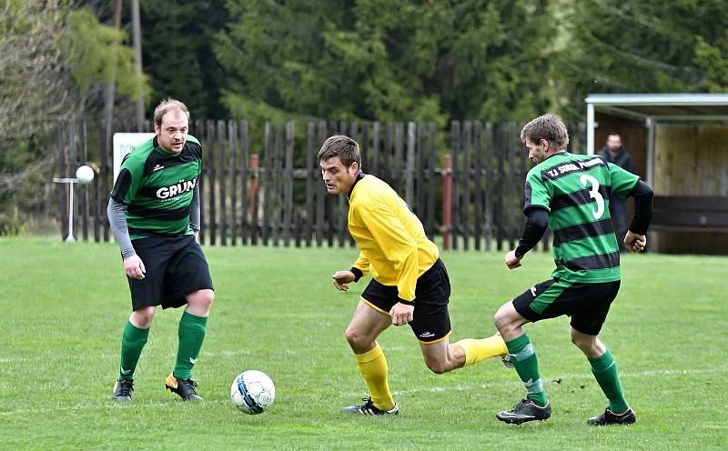 Dvě utkání během týdne odehrál Pernink (v pruhovaném), který nejdříve porazil Žlutice B 9:4, poté však nestačil na Nejdek B, se kterým padl 2:3.