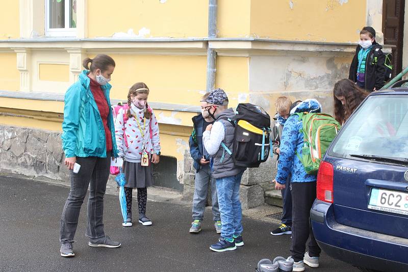 Škole v Kyselce zdarma zapůjčila na tento zlomový den jedna z firem termokameru. Pro děti byl nástup do školy zpestřením.