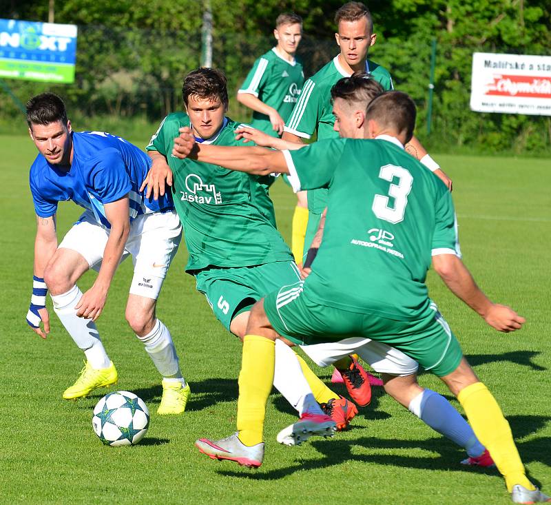 Ostrovský FK (v modrém) si připsal na účet velmi cennou výhru, když v derby pokořil karlovarský 1.FC (v zeleném) v poměru 3:2.