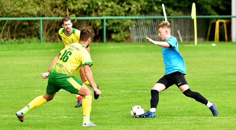 Dvory (ve žlutém) porazily 7:0 výběr Lomnice.