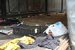Redaktoři Deníku prošli bývalý areál pivovaru. Je plný odpadků, ale i potřeb pro narkomany. V odstavených kamionech bydlí bezdomovci.