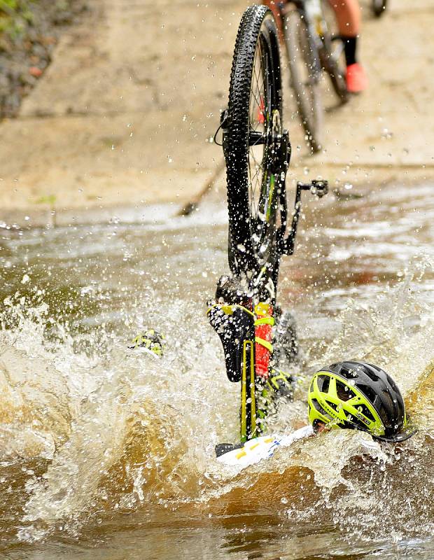 Nevyzpytatelný brod u tenisového areálu Gejzírpark nadělal v rámci 19. ročníku Karlovarského  AM bikemaratonu nejednomu bikerovi nemálo starostí, když někteří z nich se nedobrovolně vykoupali. Jak tomu bude letos?