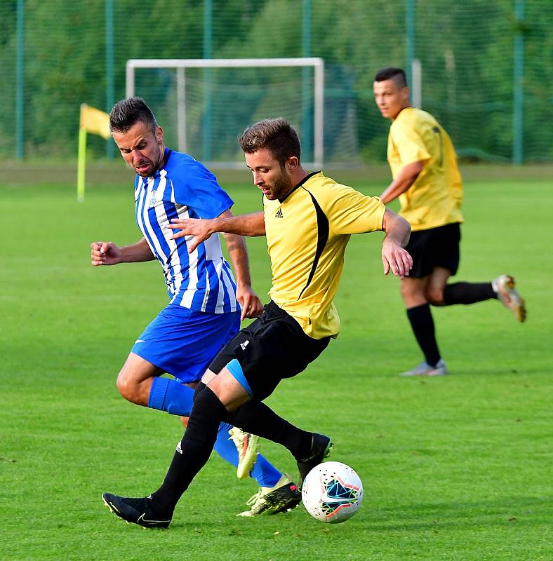 Ostrovští fotbalisté si mohli o víkendu vychutnat první podzimní vítězství v divizní soutěži, když na svém stadionu porazili po velmi vydařeném výkonu výběr Slaného 4:0.