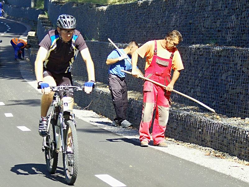 Cyklostezku mezi Ostrovem a Jáchymovem už cyklisté využívají.