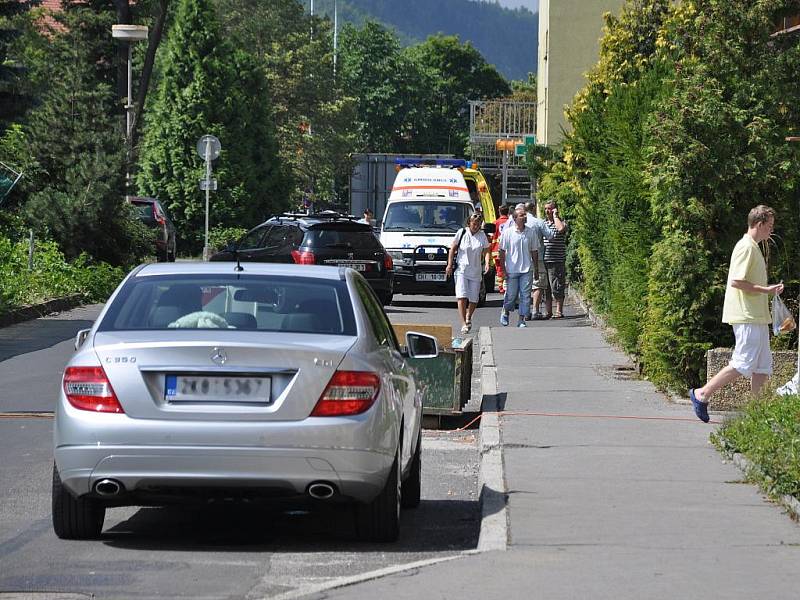 Stavba pavilonu nemocnice. Výstavba zmodernizuje Karlovarskou krajskou nemocnici, ale zároveň omezuje vjezd do areálu i parkování.