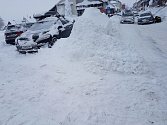 Na Božím Daru připadlo čtvrt metru sněhu a dál sněží, vjezd je stále zakázaný.