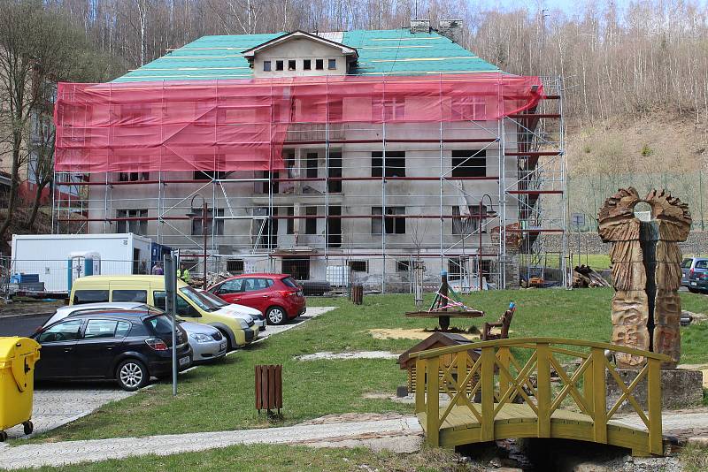 Město už vloni začalo rekonstruovat zchátralý dům na náměstíčku Na Slovanech na byty, které budou využívat i lékaři.
