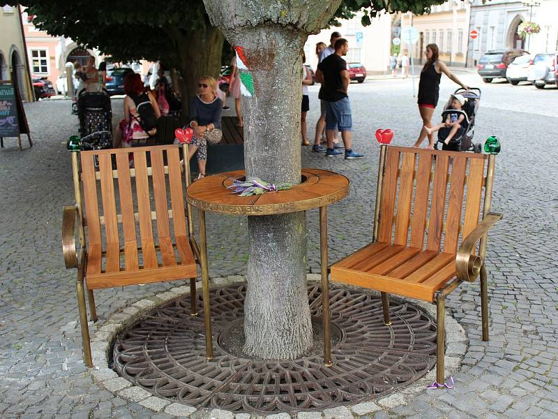 V dolní části náměstí v Chebu je lidem k dispozici lavička Václava Havla.