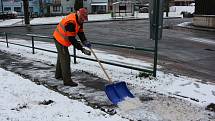 V nižších polohách to ještě není znát, ale do Krušných hor přišla zima. Napadalo tady kolem 20 centimetrů sněhu. V nejvyšších polohách by pak mohla sněhová pokrývka vydržet až do soboty. Další sníh by pak mohl v horských připadat v pondělí.