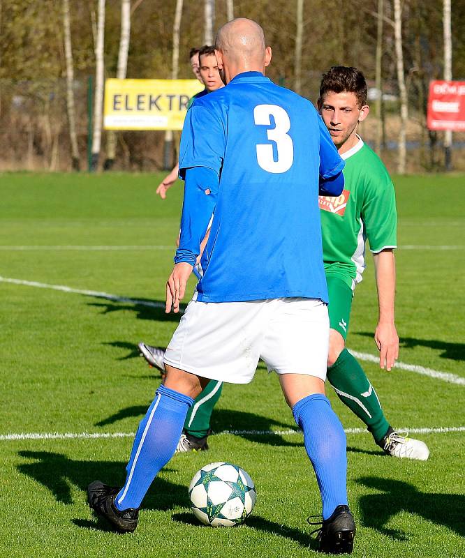 Ostrovští fotbalisté (v modrém) dosáhli na třetí jarní domácí výhru v řadě za sebou, když tentokrát smázli v okresním derby karlovarskou Lokomotivu (v zeleném) v poměru 10:2.