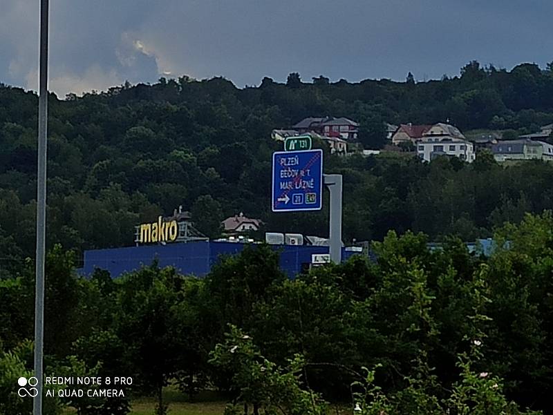 Sjezd u Globusu je z R6 uzavřen. Z velkých tabulí se to ale řidič nedozví.