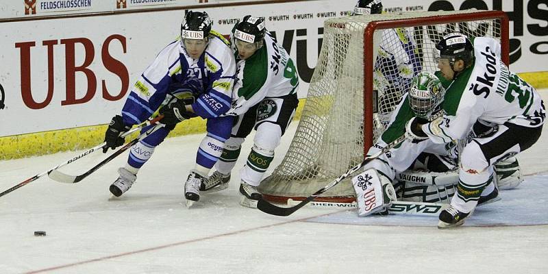 Spengler Cup. Davos, Švýcarsko, 27. prosince 2008: Zleva ingolstadtský hráč Matt Keith v souboji s karlovarskými hokejisty Tomášem Rohanem, brankářem Lukášem Sáblíkem a Petrem Mudrochem.