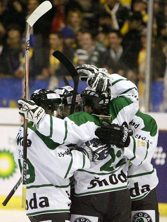 Spengler Cup. Davos, Švýcarsko, 27. prosince 2008: Hráči HC Energie Karlovy Vary se radují ze vstřelené branky během hokejového zápasu s Ingolstadtem.