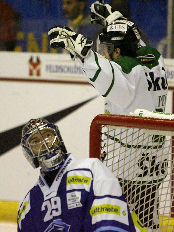 Spengler Cup. Davos, Švýcarsko, 27. prosince 2008: Ingolstadtský brankář Sebastian Vogl hledí vzhůru poté, co mu Lukáš Pech z karlovarské HC Energie dal gól.