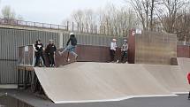 Ostrovský skatepark je opět otevřený. V sobotu zde dováděli kluci na koloběžkách.