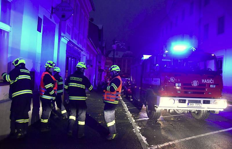 Zásah hasičů v penzionu v Bečově nad Teplou, kde se při oslavě propadla podlaha. 