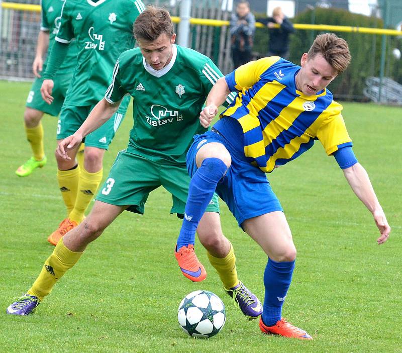 První jarní krajské derby bylo o víkendu na programu na dvorském stadionu, kde tvrdili roli favorita hráči v trikotech karlovarského 1.FC, kterým se postavila do cesty fotbalová družina Mariánských Lázní (ve žlutém). Právě Mariánské Lázně na půdě favorita