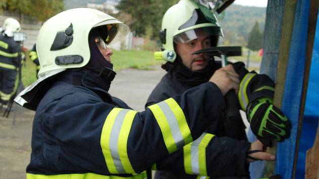 DOBROVOLNÍ HASIČI si museli při cvičení poradit například s provizorní opravou poškozeného objektu. Ke slovu tak přišla manuální zručnost, kladiva a hřebíky či pily. Nechyběla také instruktáž od jejich profesionálních kolegů o tom, jak navazovat spojení. 