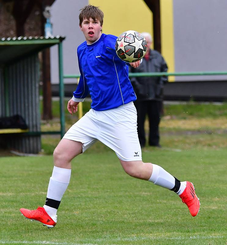 Fotbalisté Dalovic slavili vysokou výhru 6:0 nad Jáchymovem (modrém).