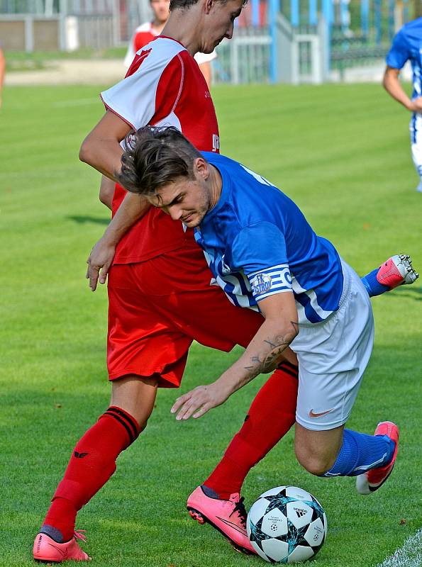 Ostrov (modrobílém) si o víkendu připsal na konto třetí výhru, když pokořil Chodov (v červeném) vysoko 7:0.