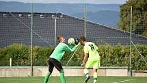 Sedlec (ve žlutém) o víkendu gólově řádil na svém stadionu, když soupeři z Lomnice naložil na cestu zpět půl tuctu branek. Foto: TJ KSNP Sedlec