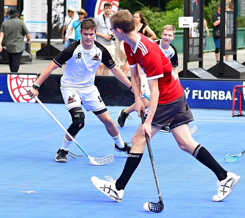 Sandále v tripu si vystřílely před lázeňským hotelem Thermal triumf v rámci varské Street Floorball League 2020.