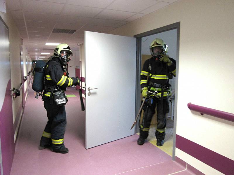 V Karlovarské krajské nemocnici cvičně zasahovali hasiči. 