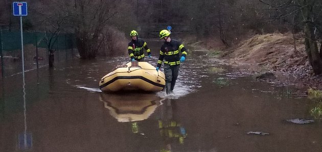 Ohře zaplavila zahrádkářskou kolonii, hasiči zachraňovali lidi s pomocí člunu