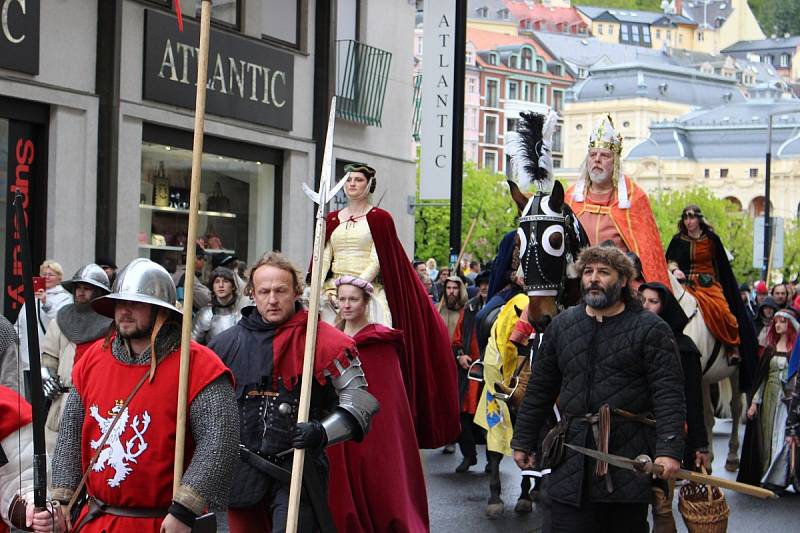 Zahájení 662. lázeňské sezony v Karlových Varech mělo na programu žehnání pramenů i průvod Karla IV. městem