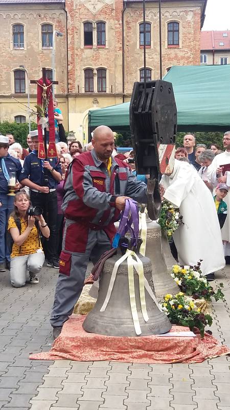 Kostel Povýšení svatého Kříže v karlovarských Rybářích může od soboty opět zvonit.