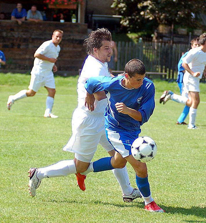 Vojkovice v úvodním kole okresního přeboru vydřely v domácím prostředí bod v duelu s týmem Bacardi (v bílém).