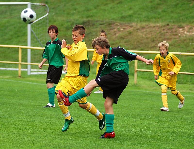 Výběr KKFS (v zeleném) uhrál nerozhodný výsledek 1:1 s karlovarskými Buldoky (ve žlutém).