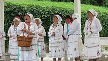 Roztančený folklorní festival a porcelánové slavnosti.