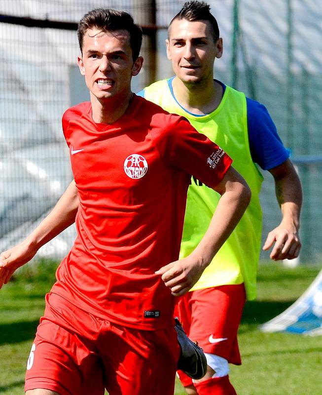 Cennou výhru 2:1 zaznamenal Ostrov (v červeném) v rámci okresního derby na půdě Staré Role (v bílém).