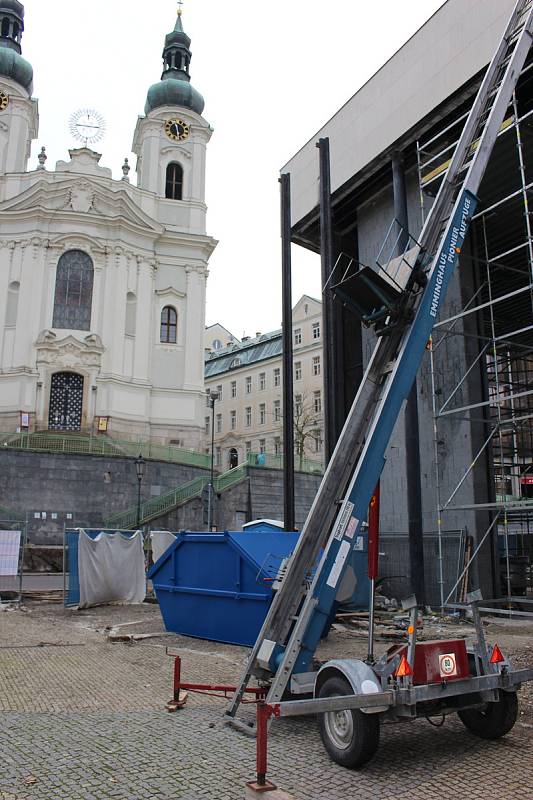 VŘÍDLO JE DOMINANTOU Karlových Varů a velkou atrakcí pro turisty. Do původní haly se má výtrysk po náročné rekonstrukci vrátit ještě před mezinárodním filmovým festivalem.