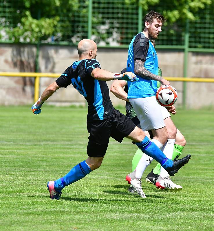 Fotbalisté Vintířova na závěr krajského přeboru zdemolovali Hroznětín v poměru 8:1, a pak se mohli naplno pustit do mistrovských oslav.