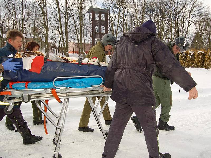 Mladá řidička v Chebu na silnici směrem k Pomezí dostala smyk a srazila se s protijedoucím vozidlem. S těžkým poraněním hlavy byla žena letecky přepravena do plzeňské Fakultní nemocnice, druhý řidič vyvázl lépe a je v nemocnici v Chebu.