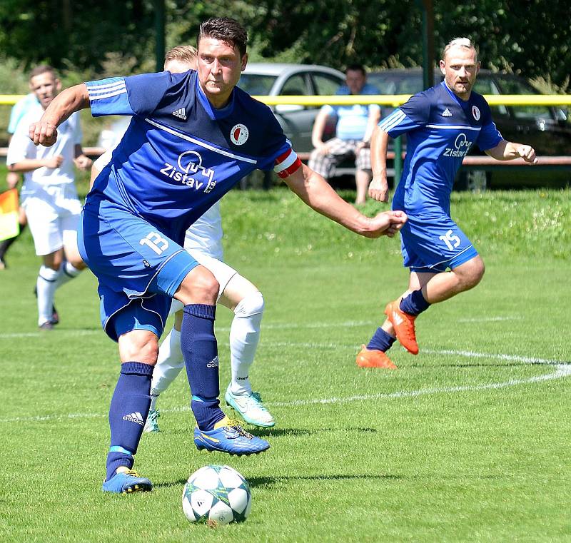 Karlovarská Slavia (v modrém) obstála v generálce, kterou vyhrála 2:0 nad Chomutovem (v bílém).