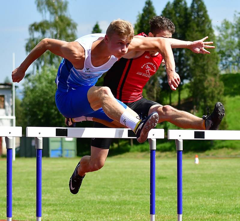 Atletická bitva tří krajů. Tu hostily o víkendu v rámci 1. kola OMD dorostu a juniorů Karlovarského, Plzeňského a Jihočeského kraje Karlovy Vary.