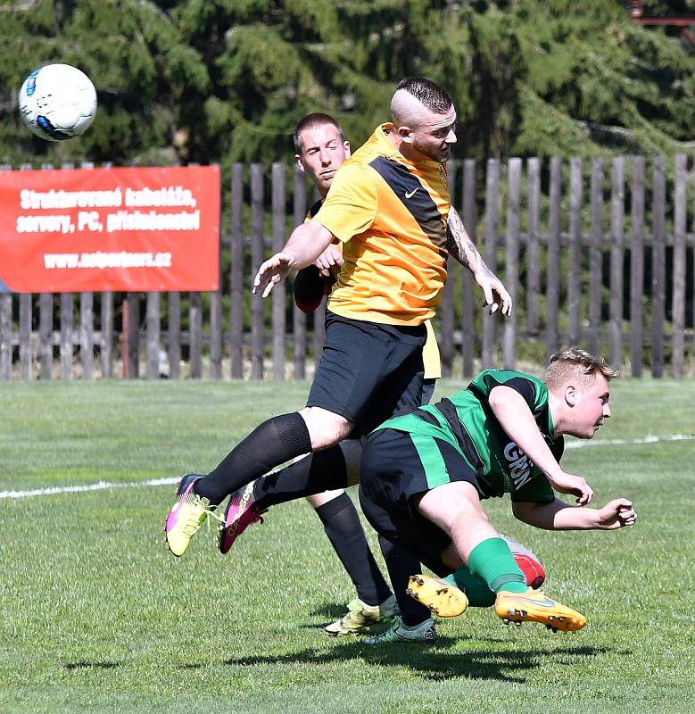 Božičany (ve žlutém) udolaly Pernink v poměru 4:3.