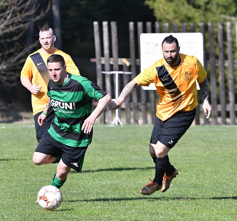 Božičany (ve žlutém) udolaly Pernink v poměru 4:3.