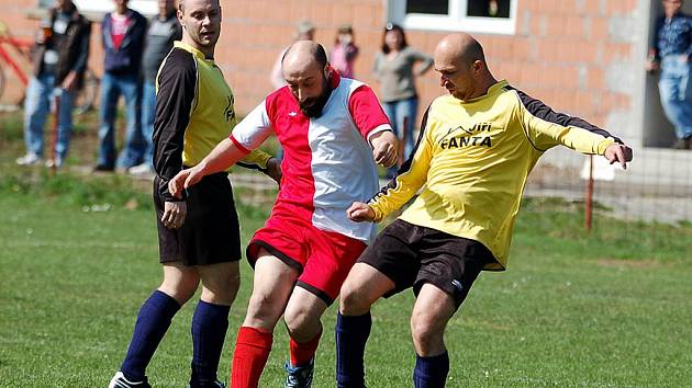 Ve čtvrtém jarním kole fotbalisté Božičan (ve žlutém) na body nedosáhli. Neuspěli na hřišti pod radošovským mostem, jedenáctce Kyselky (v červenobílém) podlehli 0:2.