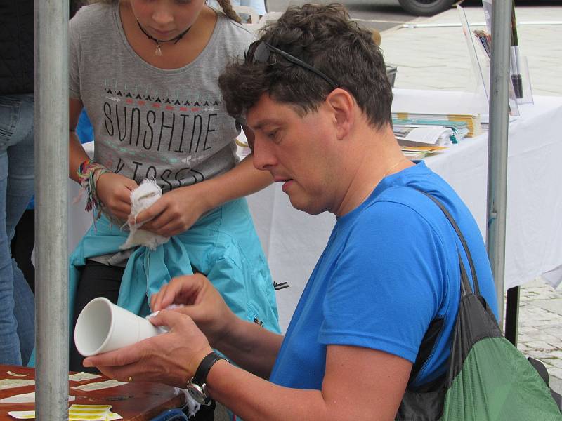 Roztančený folklorní festival a porcelánové slavnosti.