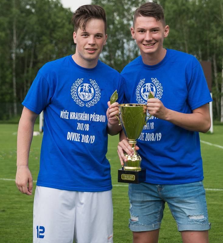 Ostrovští fotbalisté (v modrém) slavili po utkání s Královským Poříčím, které vyhráli 7:1, návrat do divizní soutěže.